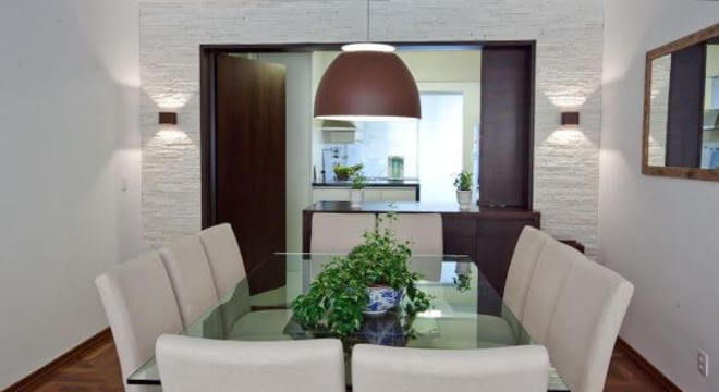 Decoração de sala de jantar com mesa de jantar de vidro
