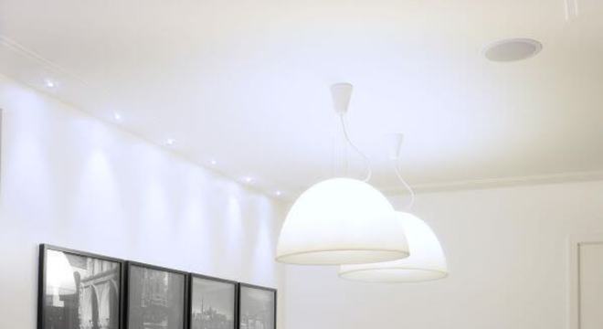Decoração de sala de jantar com mesa de jantar de vidro 