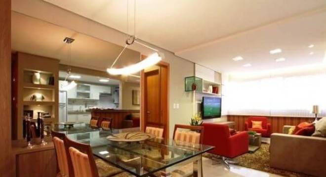 Decoração de sala de jantar com mesa de jantar de vidro