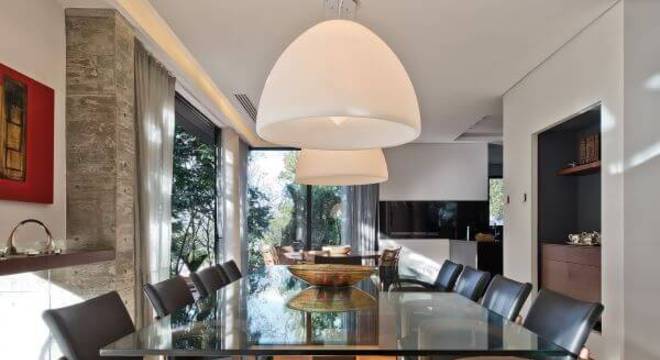 Decoração de sala de jantar com mesa de jantar de vidro