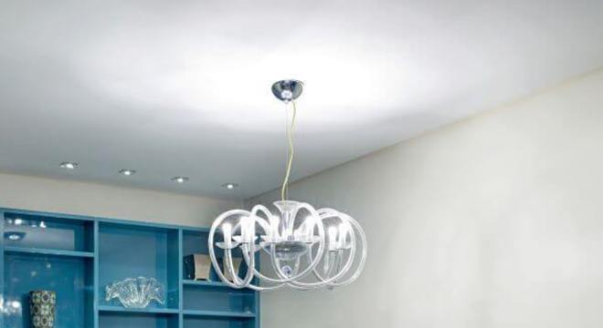 Decoração de sala de jantar com mesa de jantar de vidro e móveis coloridos