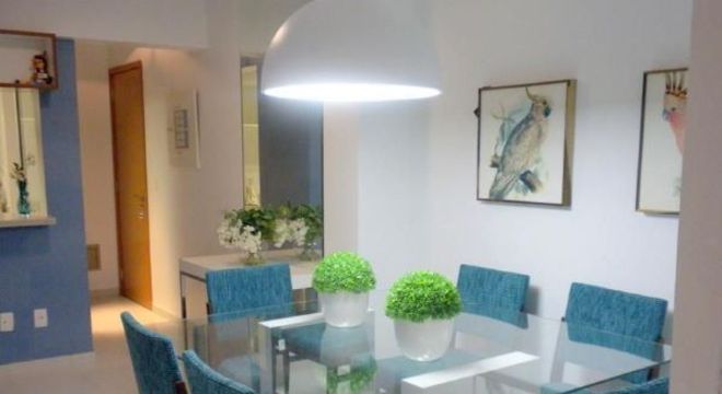 Decoração de sala de jantar com mesa de jantar de vidro quadrada