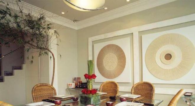 Decoração de sala de jantar com mesa de vidro