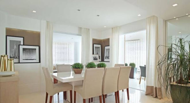 Decoração de sala de jantar com mesa quadrada com cores neutras