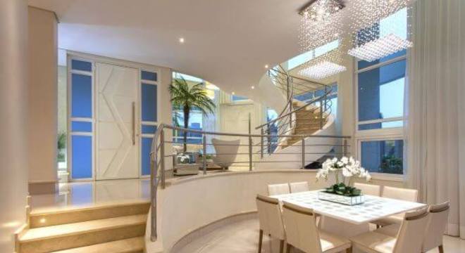 Decoração de sala de jantar integrada com cores neutras