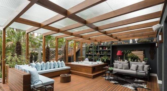 Decoração de terraço com sofá de madeira