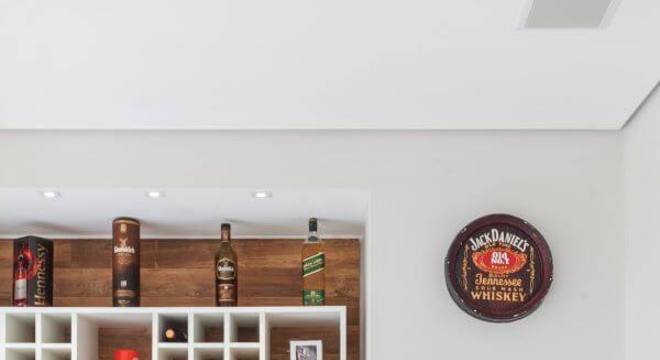 Decoração de varana com churrasqueira e balcão de granito