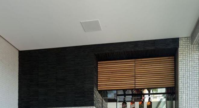 Decoração de varanda com churrasqueira e revestimento de granito