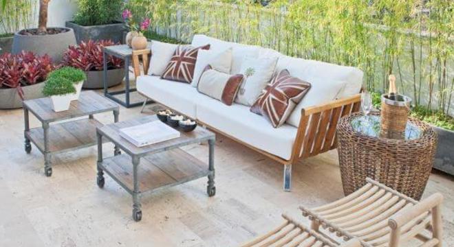 Decoração de varanda com sofá de madeira