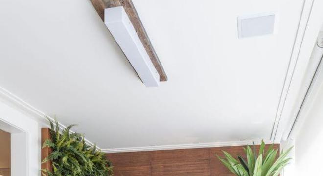 Decoração de varanda com sofá de madeira