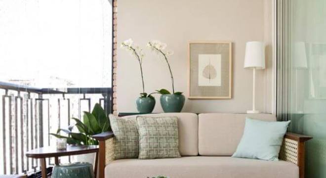 Decoração de varanda com sofá de madeira