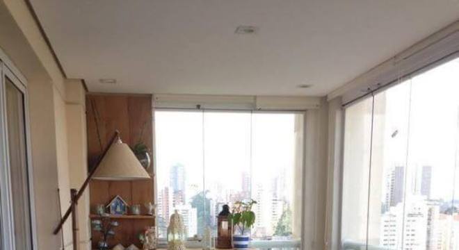 Decoração de varanda com sofá de madeira