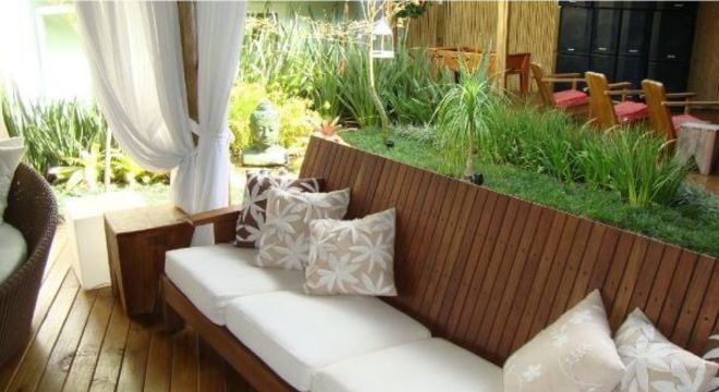 Decoração de varanda e jardim com almofadas para sofá de madeira