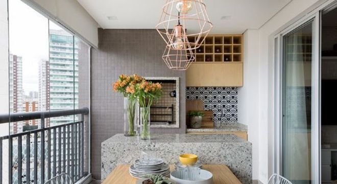 Decoração de varanda gourmet com pendente aramado rosé