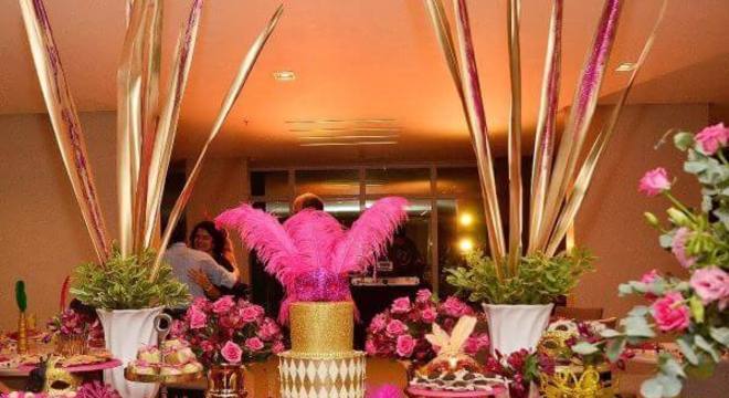 Decoração dourada e rosa no baile