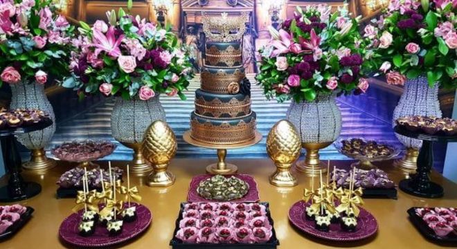 Decoração dourada e roxa para baile de máscaras