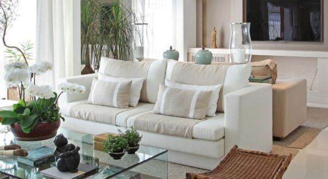 decoração em cores neutras e espelho