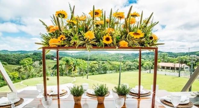 Decoração especial com madeira para festa tema girassol