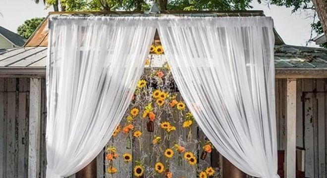 Decoração externa com cortina e flores para festa tema girassol