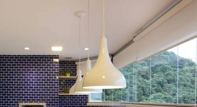 Decoração moderna de varanda com churrasqueira