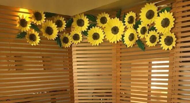 Decoração para festa tema girassol feita com papel cartolina