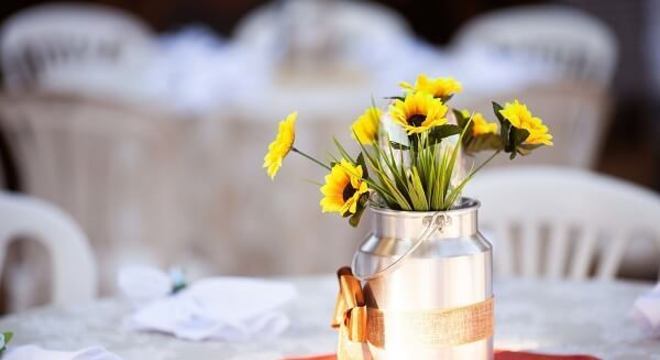 Decoração peculiar para tema de festa girassol simples