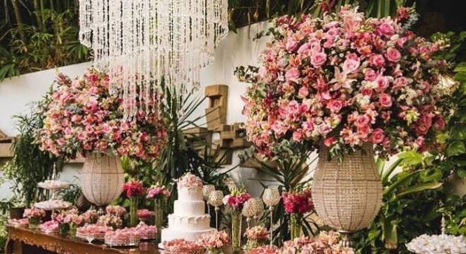 Decoração romântica com flores para casamento rosa
