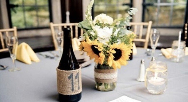 Decore a mesa dos convidados com arranjos simples para festa tema girassol