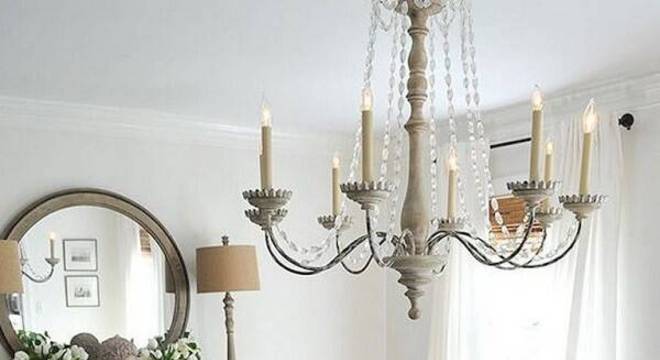 Decore a sala de jantar com cadeiras diferentes