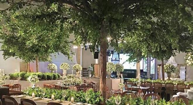 Decore o salão de festa com cadeira medalhão