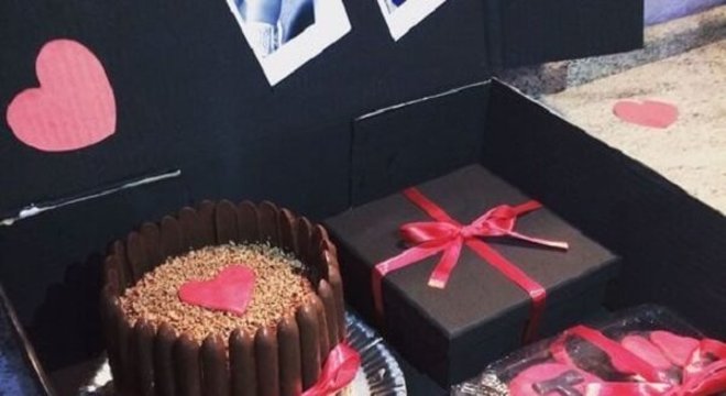 Decore uma caixa com bolo, doces e presentes para o dia dos namorados