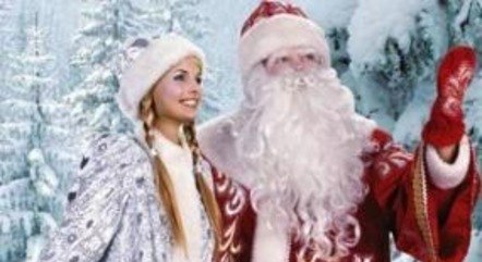 Atores interpretam Ded Moroz, o Papai Noel russo, e sua neta Snegúrochka
