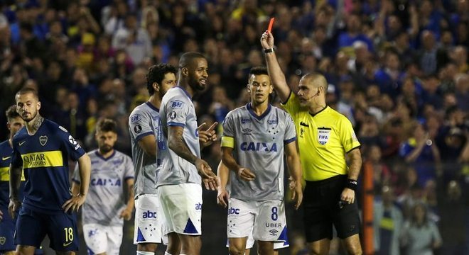 Dedé foi expulso após trombada com o goleiro do Boca Juniors