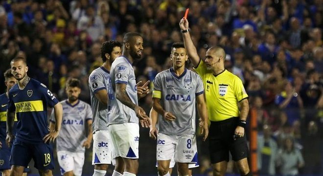 Paraguaio Eber Aquino expulsa Dedé e causa polêmica na Copa Libertadores