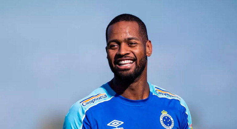 Dedé: eleito melhor zagueiro no Campeonato Brasileiro de 2011 e 2013, Dedé está em uma briga na Justiça contra o Cruzeiro. O zagueiro está treinando no Volta Redonda, do Rio de Janeiro.