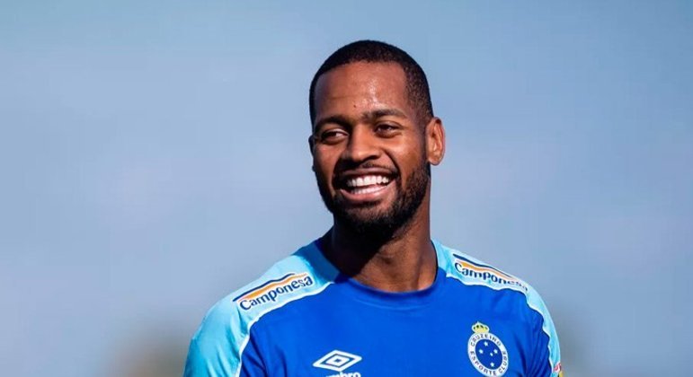 Dedé (zagueiro - 33 anos - Brasil): Um dos melhores jogadores de sua posição por anos, Dedé chegou a ter constantes convocações para a seleção, atuando em 11 partidas. Conquistou títulos por Vasco e Cruzeiro, mas no clube mineiro conviveu com muitas lesões que atrapalharam a carreira. Com o fim do vínculo com o Cabuloso, está sem clube e tem proposta do Botafogo.