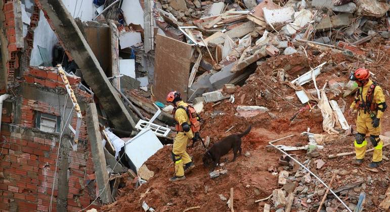Procura por vítimas em Franco da Rocha