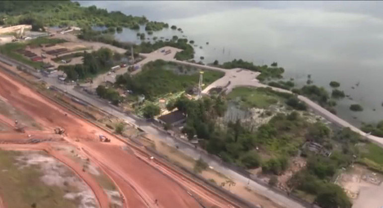 2. O motivoDe acordo com a CPRM (Companhia de Pesquisa de Recursos Minerais), do Serviço Geológico do Brasil, o problema do solo está diretamente relacionado à exploração de 35 minas de sal-gema pela Braskem. Estudos feitos por especialistas há mais de dez anos já mostravam que esse cenário poderia acontecer. Uma pesquisa publicada na revista científica Geophysical Journal International em 2010 mostrou que a exploração do sal-gema pela Braskem estava provocando aumento do nível do lençol freático em Maceió e que esse aumento de pressão poderia causar o afundamento do solo