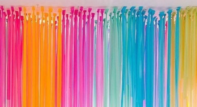 Degradê de cores na cortina de papel crepom