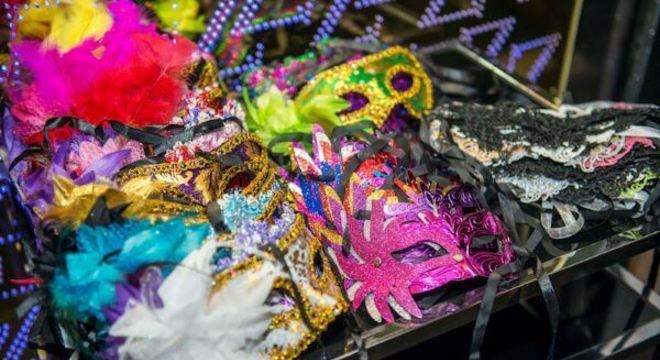 Deixe máscaras diversas disponíveis para os convidados durante toda a festa