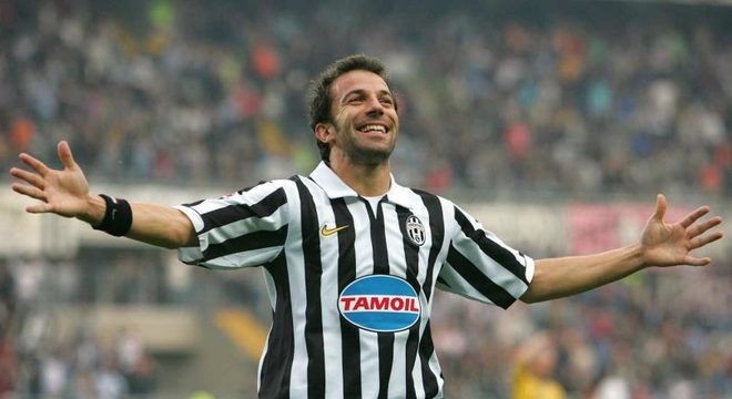 Del Piero (Flamengo) - Alessandro Del Piero quase foi o novo reforço do Flamengo. O atacante italiano, grande ídolo da Juventus, chegou a receber uma oferta do Flamengo, mas preferiu acertar com o Sydney FC por conta do compromisso que já havia assumido com a equipe australiana. 