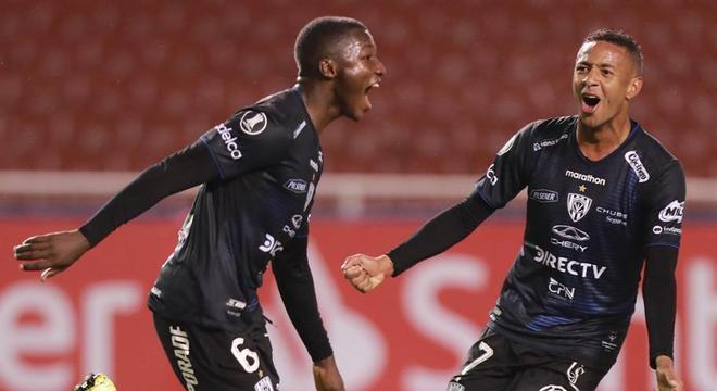 Jogadores do Del Valle comemoram gol marcado contra o Flamengo