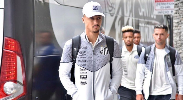 Com Carabajal (à dir.), delegação santista viajou ao Rio de Janeiro na tarde desta segunda-feira