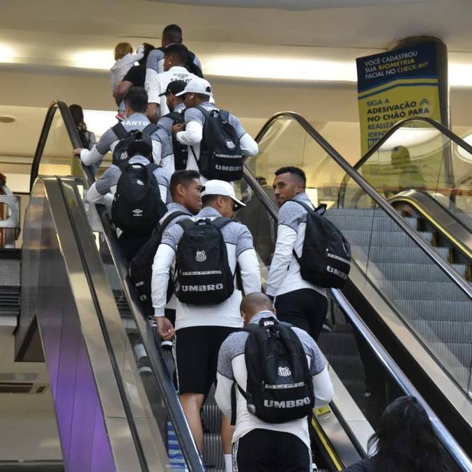 Delegação santista na saída para Goiânia durante a tarde desta terça-feira
