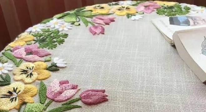delicada toalha de mesa bordada com flores