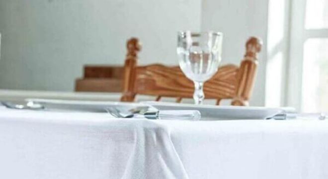 delicada toalha de mesa bordada com flores