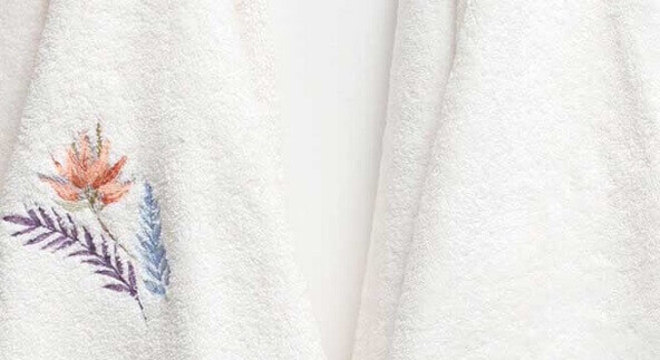 delicadas toalhas de banho bordadas