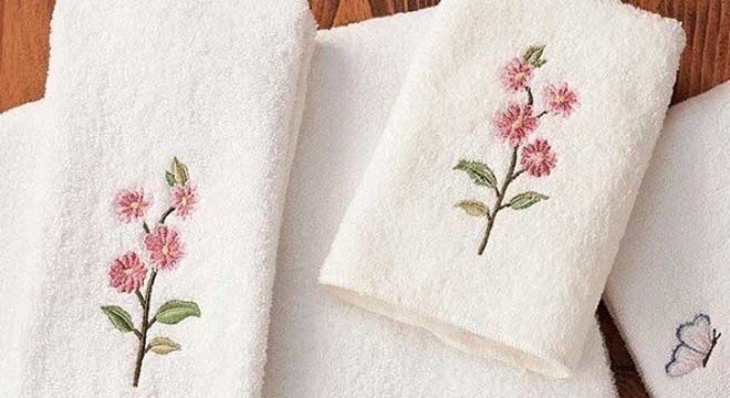 delicados bordados em toalhas de banho com flores