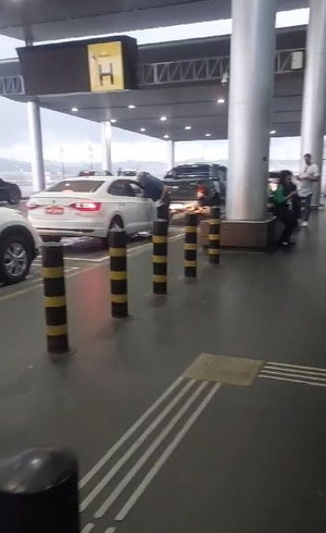 Delivery: taxista entrega joias roubadas para comissário (Reprodução/Polícia Civil)