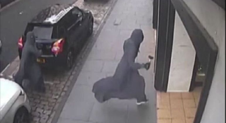 Imagens mostram assaltantes fantasiados invadindo joalheria na Escócia